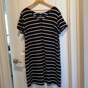 Short sleeve dress with pockets